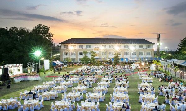 บรรยากาศสระว่ายน้ำกลางแจ้งและสวนของ ARAYA HOTEL อุตรดิตถ์