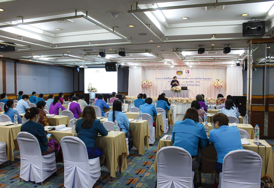บรรยากาศร้านอาหารและพื้นที่ส่วนกลางของ Friday Hotel อุตรดิตถ์