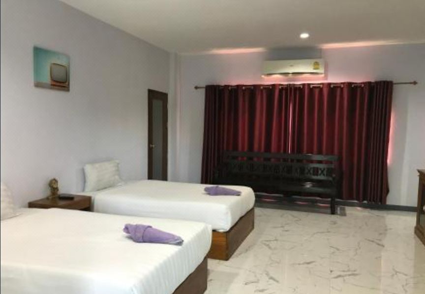 ห้องพักของ @ RocKo Hotel อุตรดิตถ์ ตกแต่งเรียบ สะอาด มีแอร์และทีวี