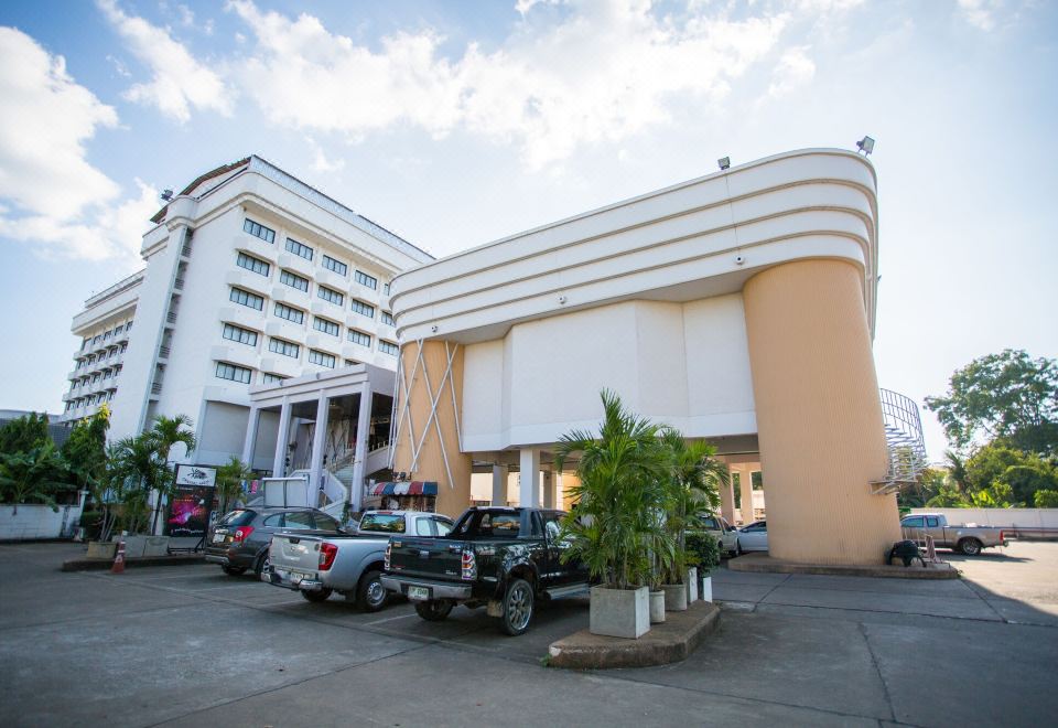 ห้องพักของ Seeharaj Hotel ตกแต่งเรียบ เตียงนอนสบาย พื้นที่กว้าง