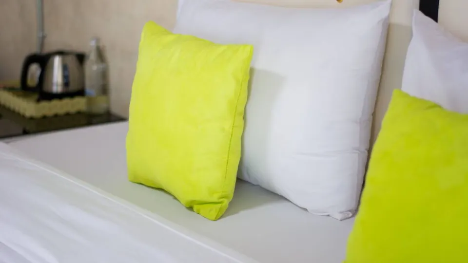 ห้องพักของ Sunee Boutique Hotel อุตรดิตถ์ เตียงใหญ่ ตกแต่งเรียบสะอาด