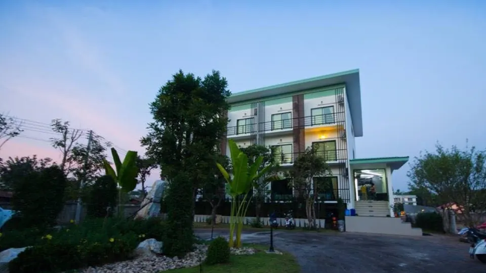 อาคารและสวนเขียวของ Sunee Boutique Hotel ดูแลเป็นระเบียบ