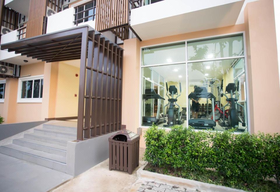 บรรยากาศพื้นที่ส่วนกลางและที่จอดรถของ Thaimit Resort อุตรดิตถ์