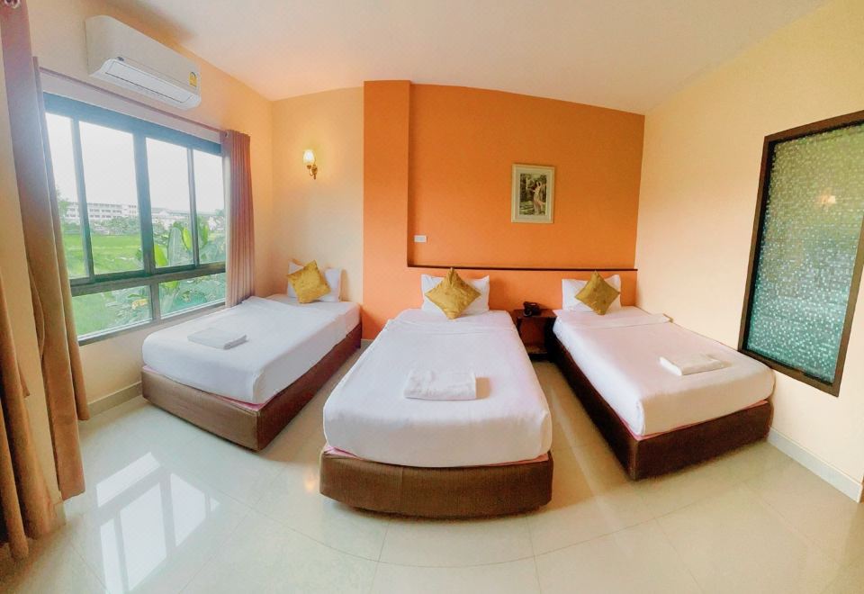 บรรยากาศสระว่ายน้ำกลางแจ้งและสวนของ Ton Thong Resort Hotel อุตรดิตถ์
