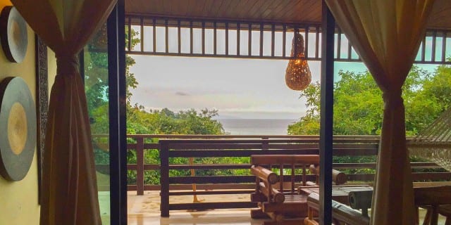 ห้องพักบังกะโลไม้ตกแต่งสไตล์รัสติกของ Viking Nature Resort พร้อมระเบียง