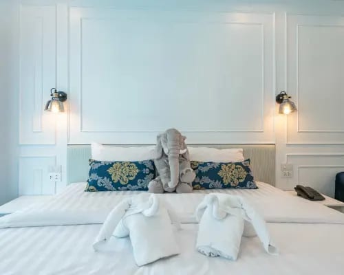 ห้องพักสไตล์โคโลเนียล-ไทยโมเดิร์นของ White Ivory Bed & Breakfast Bangkok พร้อมระเบียงส่วนตัว