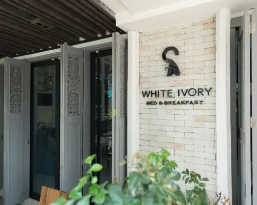 ระเบียงส่วนตัวของ White Ivory Bed & Breakfast มองเห็นวิวชุมชนย่านกรุงธนบุรี กรุงเทพฯ