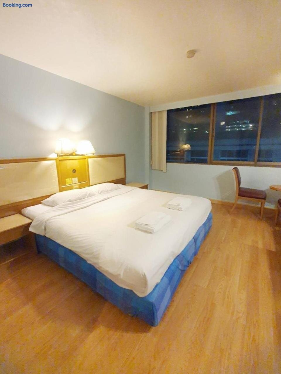 Guest room at Wish Inn Chidlom Bangkok showing bed, air conditioning and free WiFi — budget stay near BTS Chit Lom