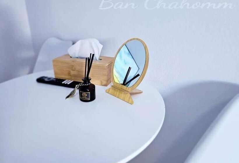 อาคารเกสต์เฮาส์ Ban Chahomm ในเบตง มีระเบียงและสวนเล็ก ๆ
