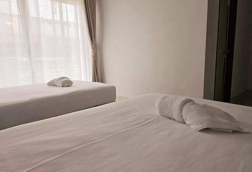 ห้องพักแอร์สะอาดของ Ban Chahomm Guesthouse เตียงนุ่มและประตูออกระเบียง