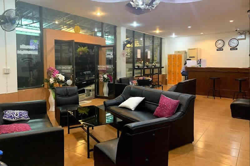 มุมระเบียง-ลานนั่งเล่นของ Betong Hill Hotel มองเห็นเมืองเบตง