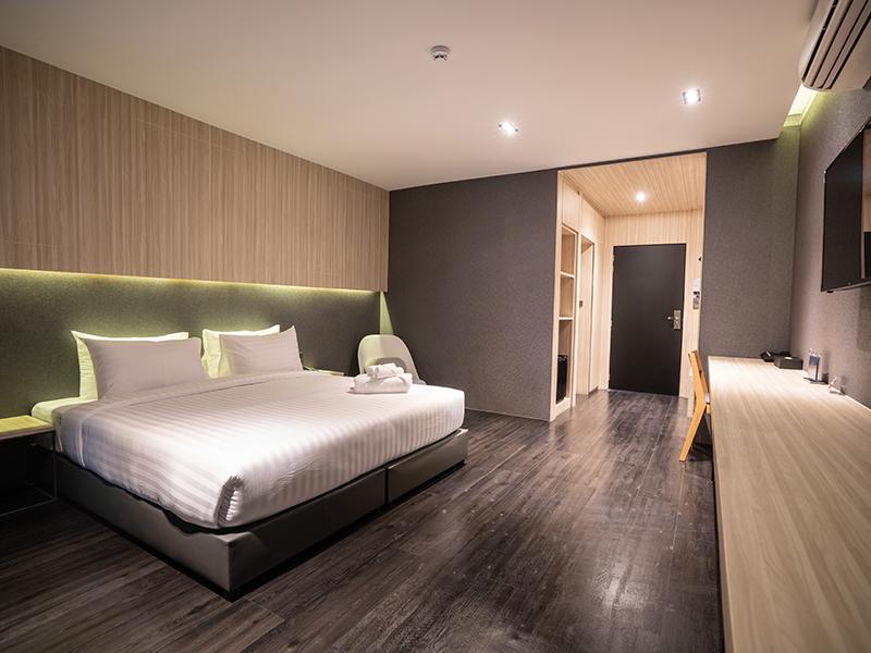 ห้องพักสไตล์โมเดิร์นของ Boonrapee Residence Hotel Yala เตียงนุ่ม มีแอร์และทีวีจอแบน