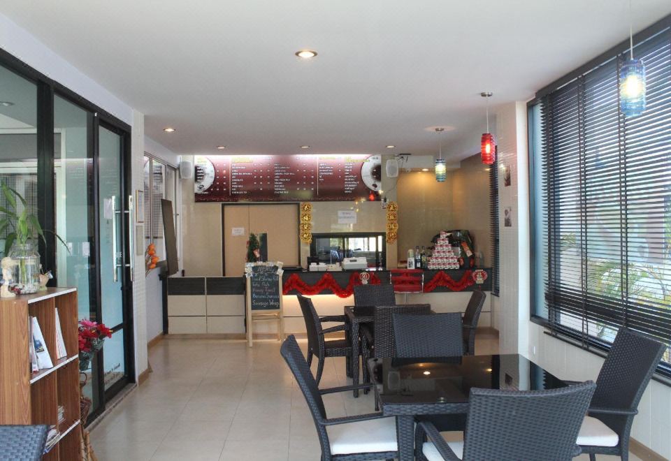 ห้องน้ำกว้างมีอ่างอาบน้ำของ Butterfly Hotel Betong