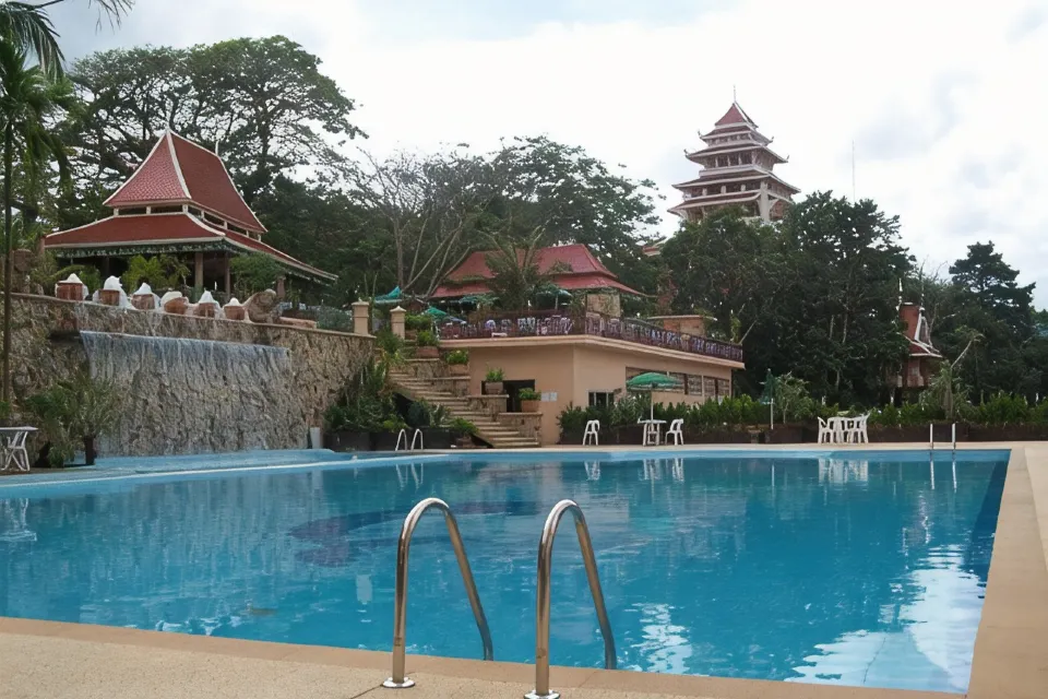 สระว่ายน้ำกลางแจ้งบนชั้นดาดฟ้าของ Grand Mandarin Betong มองเห็นภูเขา