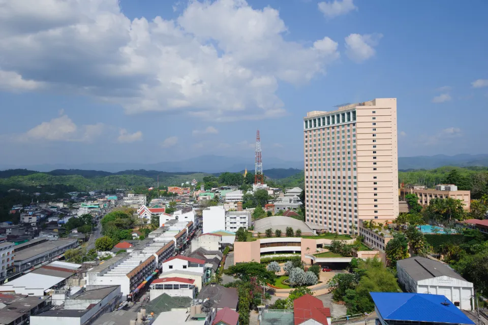 อาคารโรงแรม Grand Mandarin Betong Hotel ใจกลางเมืองเบตง
