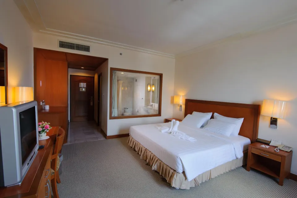 ห้องพักสไตล์เรียบของ Grand Mandarin Betong เตียงนุ่มและหน้าต่างวิวเมือง