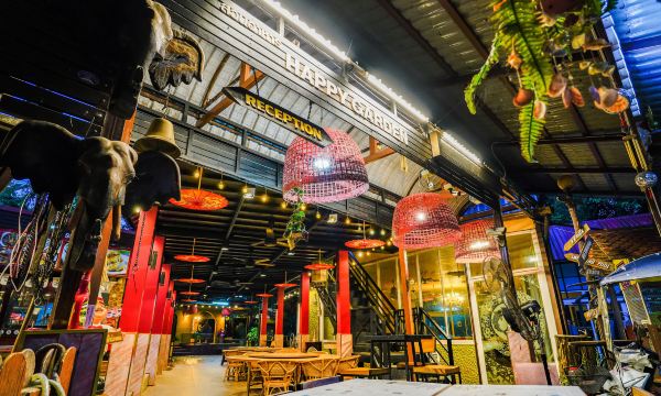 สระว่ายน้ำบนดาดฟ้าของ Happy Garden Resort Betong มองเห็นวิวเมืองและภูเขา