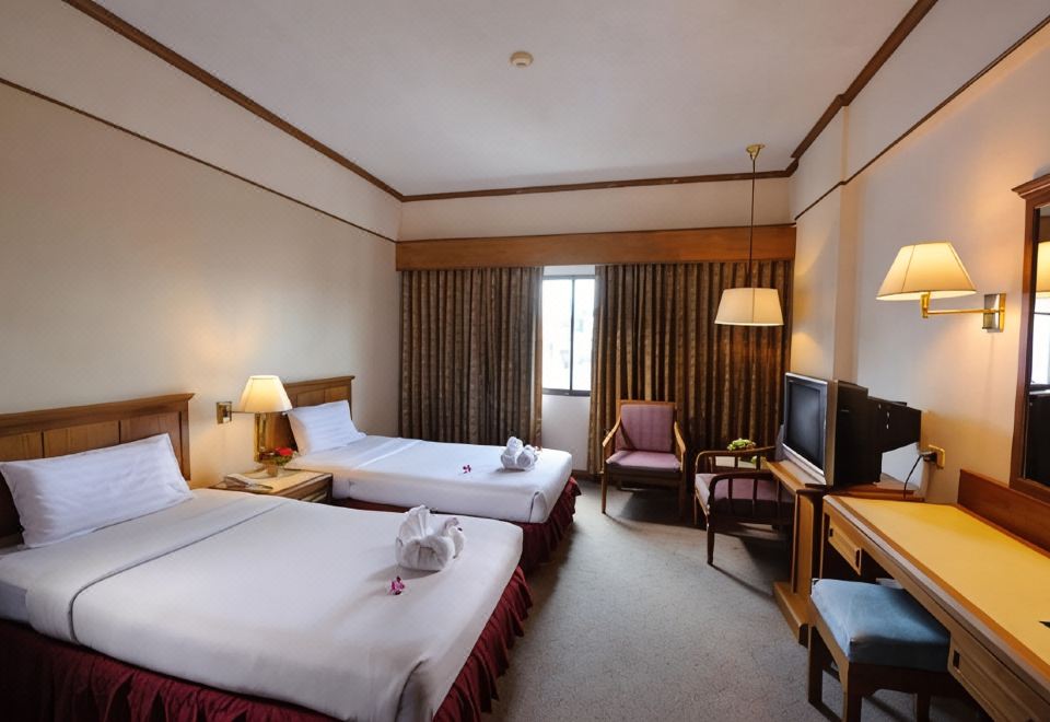 อาคารโรงแรม Betong Merlin Hotel กลางเมืองเบตง วิวภูเขาและสวน