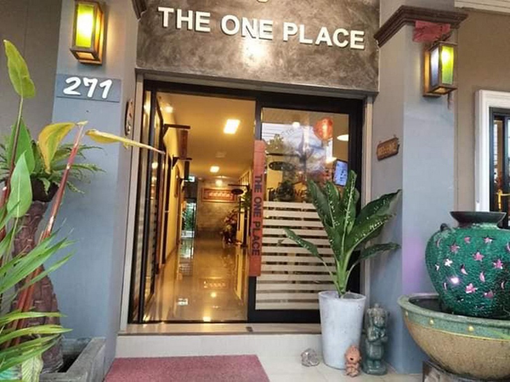 อาคาร 2 ชั้นของ The One Place Yala ในตัวเมืองยะลา มีที่จอดรถหน้าโรงแรม