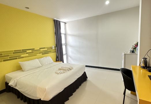 ห้องพักภายใน Big Elephant Hotel ช้างใหญ่ใจดี ยโสธร เตียงนอนและแอร์
