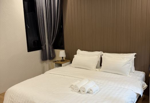 ห้องพักการ์เด้นของ Big Elephant Hotel เตียงคิงและโต๊ะทำงาน