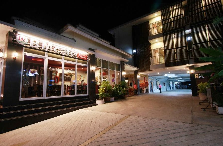 อาคารและบรรยากาศของ BM Grand Hotel ยโสธร โรงแรมราคาประหยัดบนถนนรัตนเขต