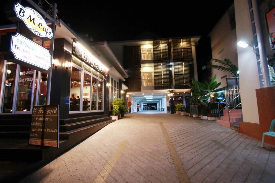 ห้องพักแอร์ของ BM Grand Hotel ยโสธร เตียงใหญ่ มีตู้เย็นและทีวี เรียบง่ายสะอาด