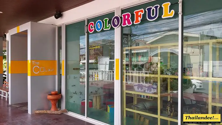 ห้องพักของ The Colour Hotel ยโสธร แต่งโทนสีสันสดใส เตียงนุ่ม สะอาด