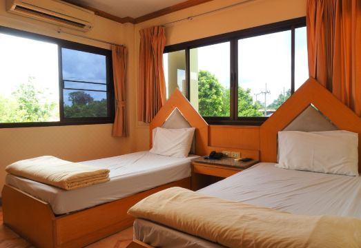 ห้องพักสแตนดาร์ดภายใน Crystal Hotel Yasothon เตียงนุ่มและแอร์
