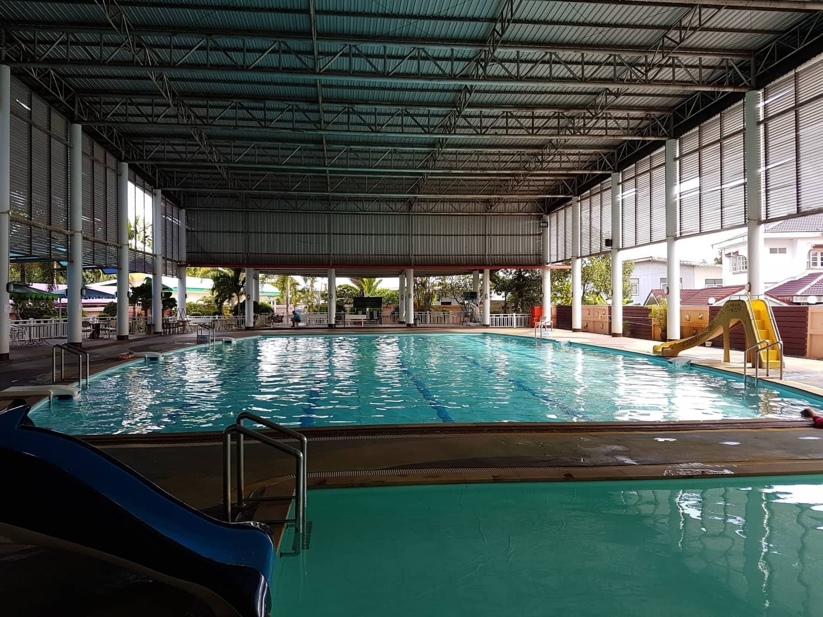 สระว่ายน้ำในร่มขนาดใหญ่ของ The Green Park Grand Yasothon