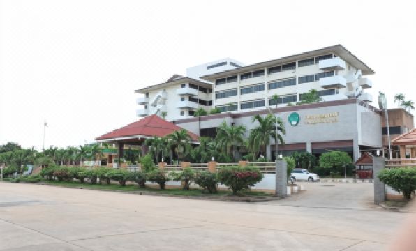 ห้องพักของ JP Emerald Hotel ยโสธร ห้องกว้าง เตียงนุ่ม พร้อมทีวีและตู้เย็น