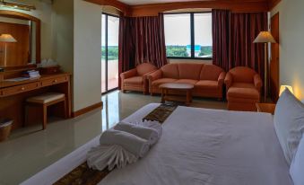 อาคารและล็อบบี้ของ JP Emerald Hotel ยโสธร โรงแรมหลังใหญ่ใจกลางเมือง