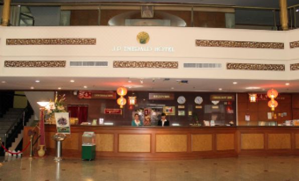 บรรยากาศภายในโรงแรม JP Emerald Hotel ยโสธร พร้อมพื้นที่ส่วนกลาง
