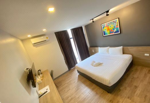 ห้องพักของ The Model Garden Hotel ยโสธร ตกแต่งใหม่สะอาด เตียงนุ่ม โทนสีอบอุ่น
