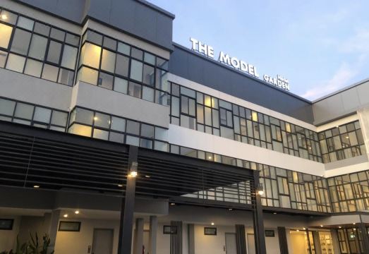 ห้องพักสไตล์เรียบง่ายของ The Model Garden Hotel ยโสธร พร้อมสมาร์ททีวีและแอร์
