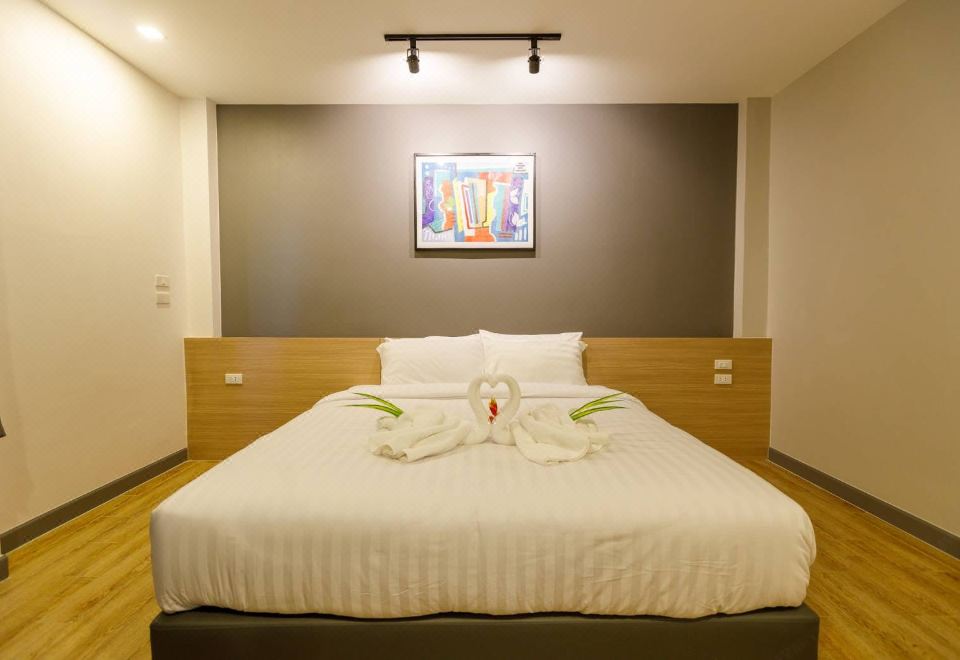 มุมห้องพักของ The Model Garden Hotel ยโสธร เห็นโต๊ะและสิ่งอำนวยความสะดวกพื้นฐาน