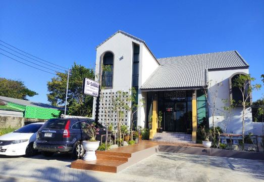 ห้องพักสไตล์มินิมอลของ U-Sabai Villa ยโสธร เตียงนุ่ม โทนสีขาวสะอาดตา