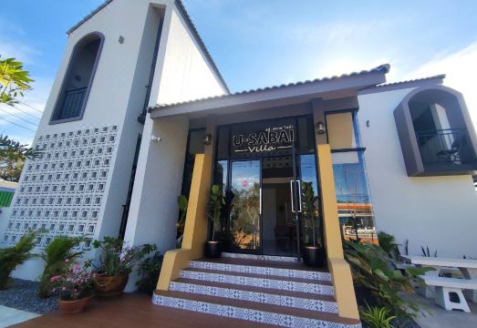 มุมระเบียง/ลานนั่งเล่นหน้าห้องพักของ U-Sabai Villa มองเห็นสวนเขียว