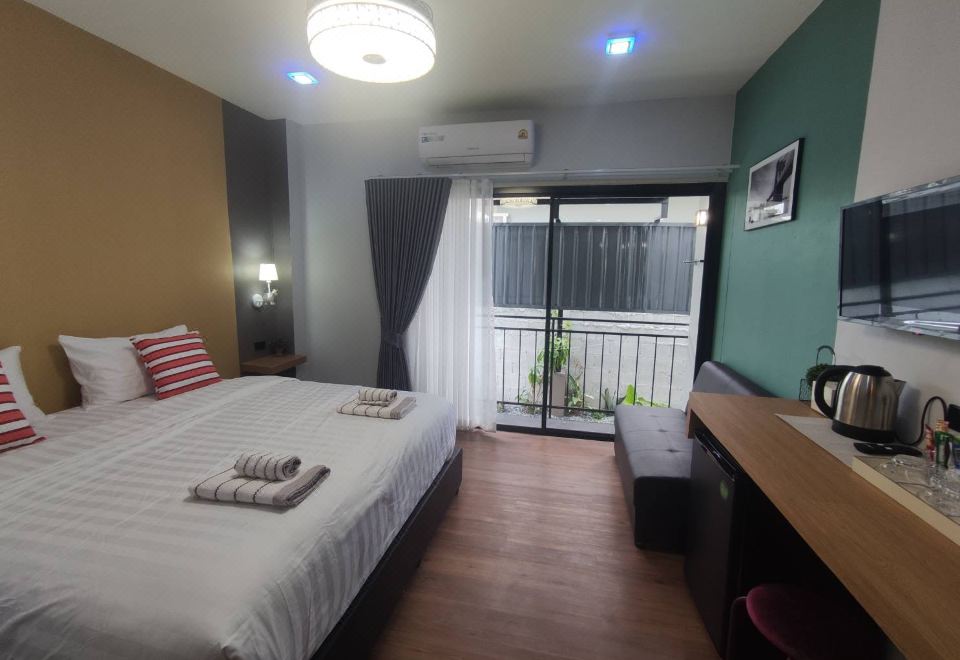 อาคารวิลล่าสองชั้นสีขาวของ U-Sabai Villa ยโสธร ท่ามกลางสวนเงียบ