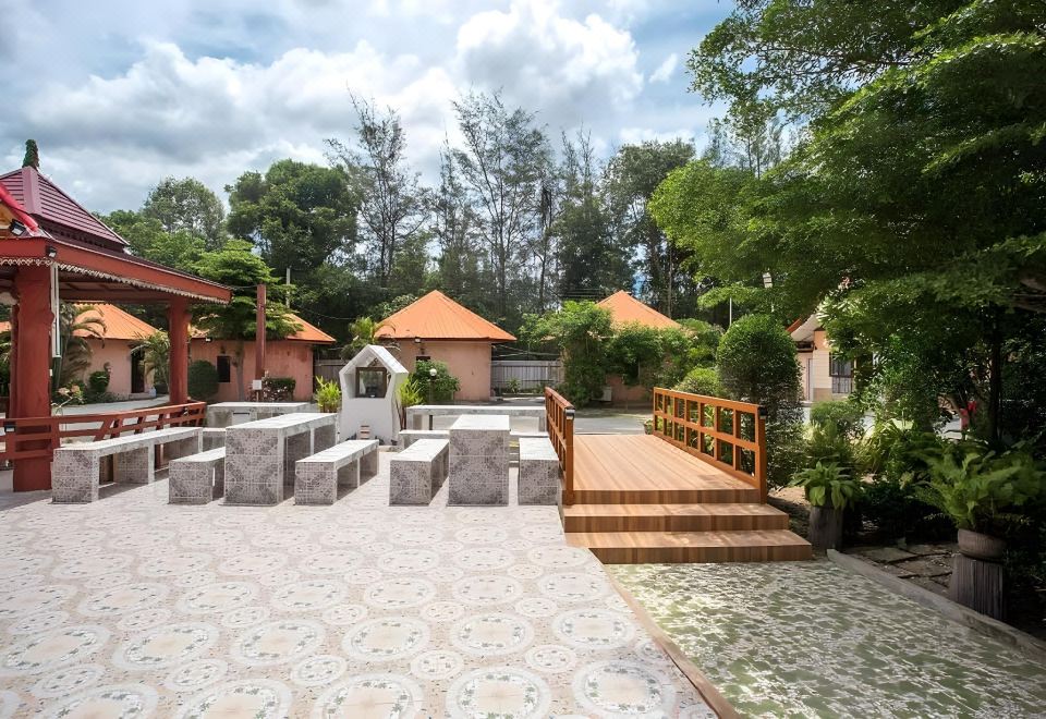 อาคารบ้านพักและพื้นที่สวนของ Vimanmek Hotel and Resort ยโสธร บรรยากาศร่มรื่น