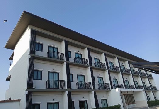 ห้องพักของ The Zen Hotel ยโสธร เตียงแน่นนอนสบาย ห้องสะอาด มีระเบียง