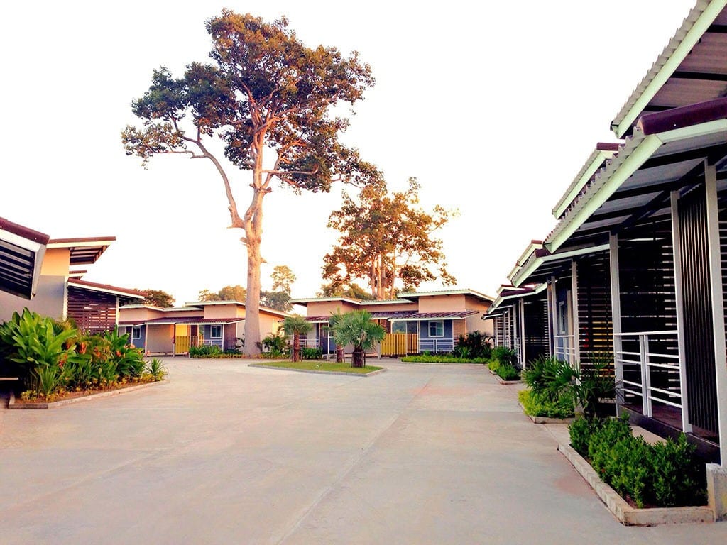 บรรยากาศรีสอร์ทชั้นเดียวของ Zigzag Resort Yasothon ย่านศูนย์ราชการ