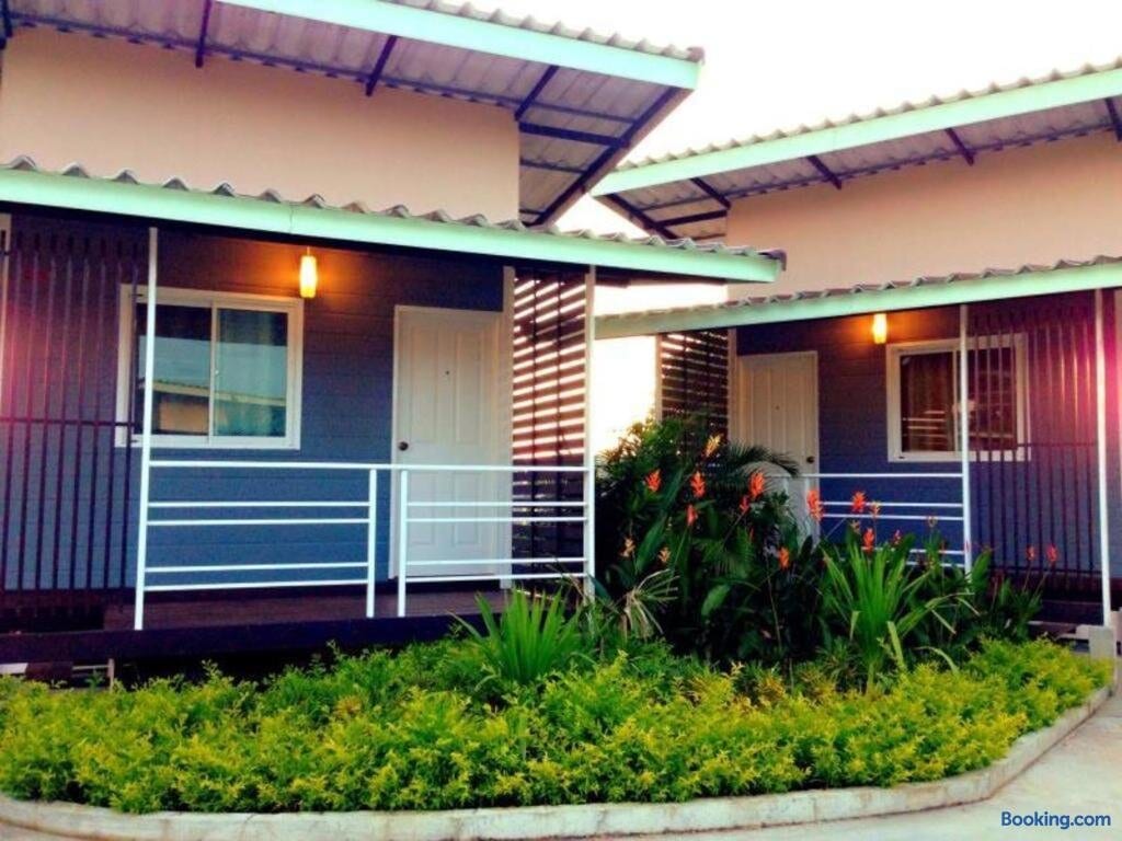 ห้องพักสแตนดาร์ดของ Zigzag Resort Yasothon เตียงนุ่มและแอร์
