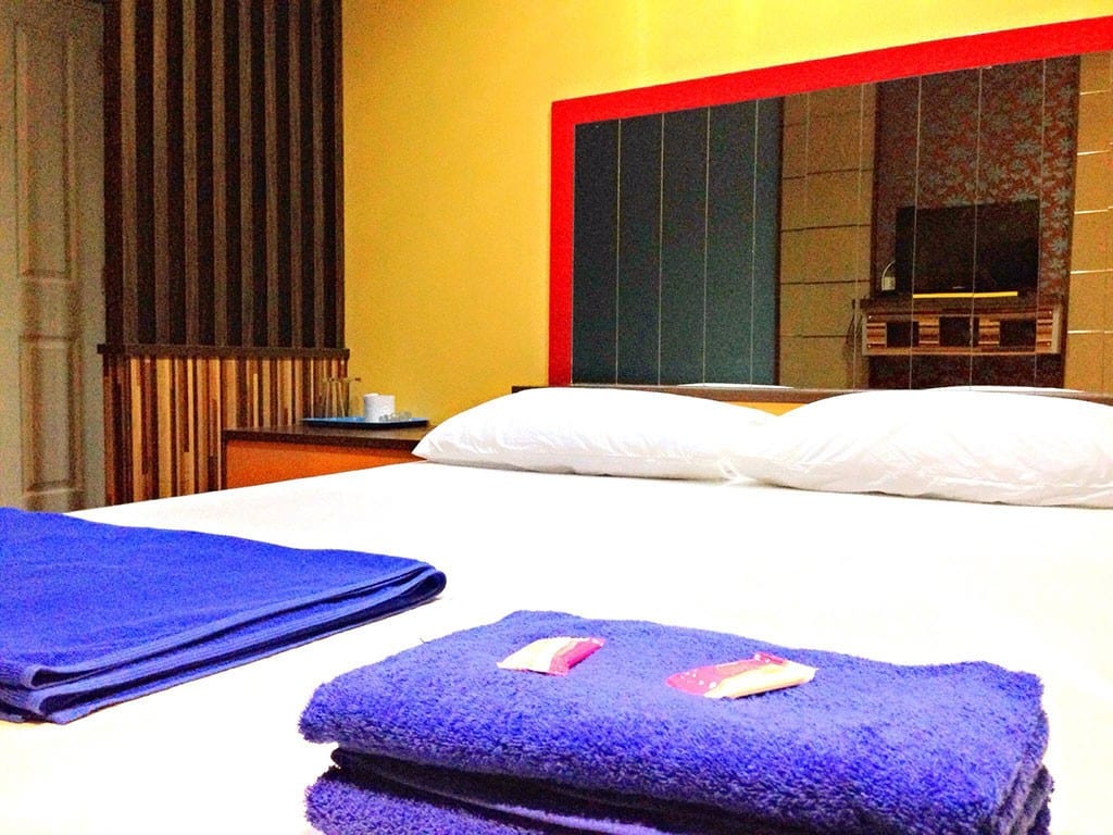 พื้นที่จอดรถหน้าห้องและเทอร์เรซของ Zigzag Resort Yasothon